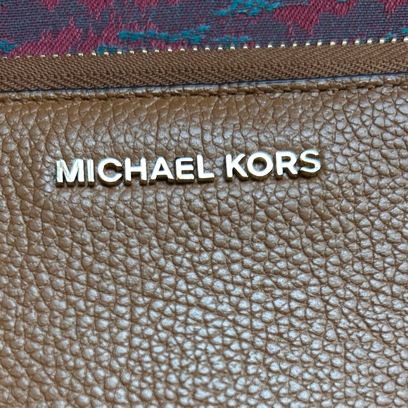 Michael Kors (retails $220) Tan Leather wallet wristlet EUC - Picture 2 of 8